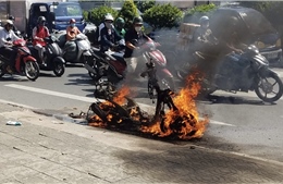 TP Hồ Chí Minh: Xe máy bốc cháy trơ khung trên đường Trường Chinh