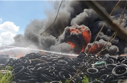 TP Hồ Chí Minh: Cháy bãi chứa lốp xe, khói bốc cao ngùn ngụt