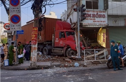 TP Hồ Chí Minh: Xe container mất lái đâm sập tiệm vàng