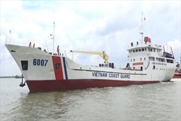 Tàu Cảnh sát biển hỗ trợ, cấp cứu ngư dân bị nạn ngoài khơi