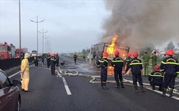 Xe tải cháy rụi trên cao tốc TP Hồ Chí Minh - Trung Lương