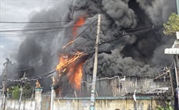TP Hồ Chí Minh: Cháy rụi xưởng vải rộng hàng trăm mét vuông