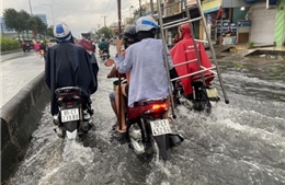 TP Hồ Chí Minh: Quốc lộ 22 chìm trong biển nước sau cơn mưa lớn