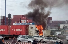 TP Hồ Chí Minh: Cháy xe container gần trạm thu phí Xa lộ Hà Nội