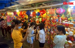TP Hồ Chí Minh: Người người rộn ràng &#39;check-in&#39; phố bán lồng đèn Trung thu