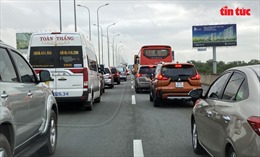 Giao thông ùn tắc khi qua trạm thu phí cao tốc TP Hồ Chí Minh - Long Thành - Dầu Giây
