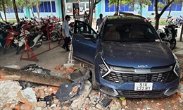 TP Hồ Chí Minh: Ô tô lùi xe, đâm gãy trụ nước PCCC và làm sập tường