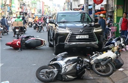 TP Hồ Chí Minh: Ô tô mất lái đâm hàng loạt xe máy, nhiều người bị thương