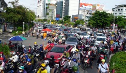 TP Hồ Chí Minh: Giao thông hỗn loạn trong ngày đầu cấm xe qua cầu vượt Nguyễn Hữu Cảnh