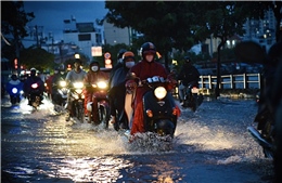 TP Hồ Chí Minh: Mưa lớn kết hợp triều cường dâng cao làm nhiều tuyến đường ngập nặng