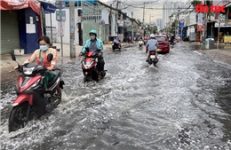 TP Hồ Chí Minh: Triều cường dâng cao, nhiều tuyến đường ngập nặng