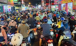 TP Hồ Chí Minh: Kẹt xe nghiêm trọng trên đường Nguyễn Thị Tú