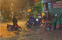 TP Hồ Chí Minh: Mưa lớn, nhiều tuyến đường và nhà dân chìm trong ‘biển&#39; nước