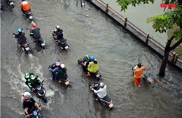 TP Hồ Chí Minh: Triều cường dâng cao, người đi xe máy ngã nhào trong biển nước