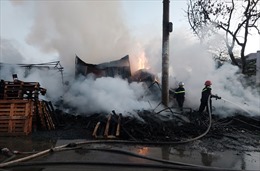 TP Hồ Chí Minh: Cháy lớn xưởng gỗ, 6 người được giải cứu an toàn