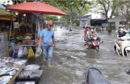 TP Hồ Chí Minh: Triều cường vượt báo động III, hàng loạt tuyến đường ngập sâu