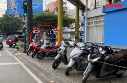 TP Hồ Chí Minh: ‘Quây’ vỉa hè trước trường học để thu tiền trông giữ xe