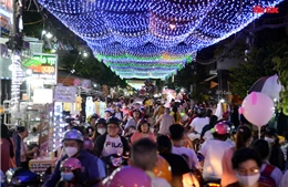 TP Hồ Chí Minh: Các xóm đạo, trung tâm thương mại rộn ràng không khí Giáng sinh