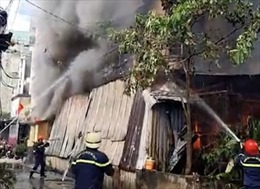 TP Hồ Chí Minh: Kịp thời giải cứu 2 người mắc kẹt trong căn nhà bốc cháy