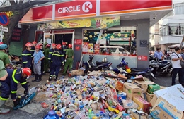 TP Hồ Chí Minh: Sập cửa hàng tiện lợi, nhân viên bị mắc kẹt