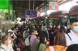 TP Hồ Chí Minh: Bến xe miền Tây chật kín người về quê, giao thông cửa ngõ vẫn thông thoáng