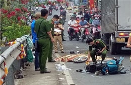 TP Hồ Chí Minh: Xe máy đối đầu xe tải, 2 người thương vong