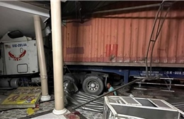 TP Hồ Chí Minh: Xe container mất lái đâm vào nhà dân