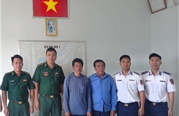 Cảnh sát biển bàn giao 2 thuyền viên gặp nạn trên vùng biển tỉnh Bình Thuận