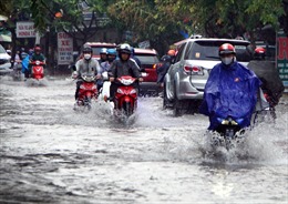 TP Hồ Chí Minh: Nhiều tuyến đường chìm trong biển nước trong cơn mưa lớn đầu mùa