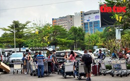 Hành khách đội nắng đón xe công nghệ ở sân bay Tân Sơn Nhất