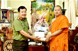 Phó Cục trưởng Cục ngoại tuyến chúc Tết Chôl Chnăm Thmây tại chùa Candaransi
