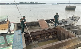 TP Hồ Chí Minh: Phát hiện và bắt giữ ghe tải khai thác cát trái phép