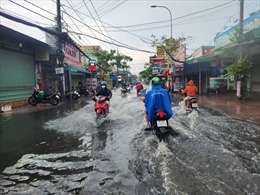 Mưa lớn, nhiều tuyến đường ở TP Hồ Chí Minh ngập nặng