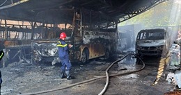 TP Hồ Chí Minh: Hỏa hoạn thiêu rụi 8 xe ô tô tại bãi giữ xe ở Củ Chi