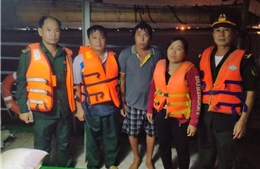 TP Hồ Chí Minh: Chìm sà lan trên sông, 2 người được cứu sống
