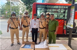 TP Hồ Chí Minh: Bắt giữ xe buýt nghi vận chuyển thuốc lá lậu