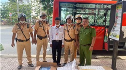 TP Hồ Chí Minh: Bắt giữ xe buýt nghi vận chuyển thuốc lá lậu