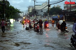 TP Hồ Chí Minh: Hàng loạt tuyến đường bị ngập nặng sau cơn mưa lớn