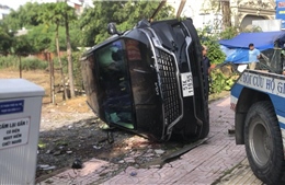 TP Hồ Chí Minh: Ô tô mất lái đâm gãy cây xanh rồi lật nhào, 3 người thoát chết