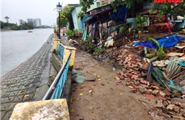 Cận cảnh khu vực sạt lở bờ kênh Thanh Đa, nhiều căn nhà có nguy cơ sụp đổ