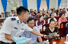 Cảnh sát biển tuyên truyền, phổ biến pháp luật về biển, đảo cho người dân Vũng Tàu