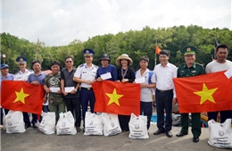 TP Hồ Chí Minh: Cảnh sát biển đồng hành với ngư dân huyện Cần Giờ