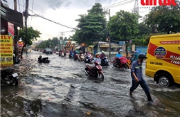 TP Hồ Chí Minh: Hàng loạt tuyến đường chìm trong biển nước sau cơn mưa lớn