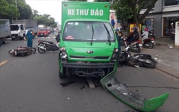 TP Hồ Chí Minh: Xe tải đâm nhiều xe máy, 3 người bị thương