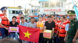 Cảnh sát biển Việt Nam thăm, tặng quà Đảng bộ, chính quyền, quân dân huyện đảo Phú Quý