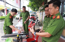 Công an TP Hồ Chí Minh tiếp nhận hơn 60 vũ khí thô sơ và súng hơi gas