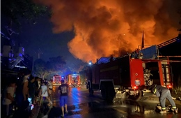 TP Hồ Chí Minh: Kho vải vụn rộng hơn 1.000m2 bốc cháy dữ dội trong đêm 
