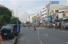 TP Hồ Chí Minh: Người đàn ông đi xe đạp điện sang đường bị xe chở rác đâm tử vong