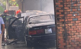 TP Hồ Chí Minh: Ô tô Lexus bốc cháy dữ dội khi đang đậu trong khuôn viên nhà