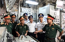 Thượng tướng Lê Huy Vịnh kiểm tra công tác kỹ thuật tại Hải đoàn 32